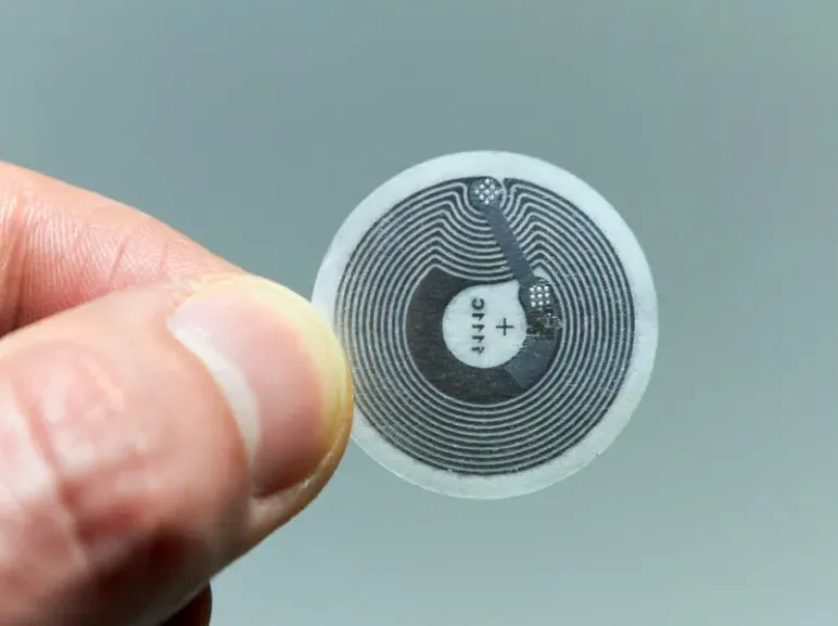Hvordan UES NFC -klistremerke?