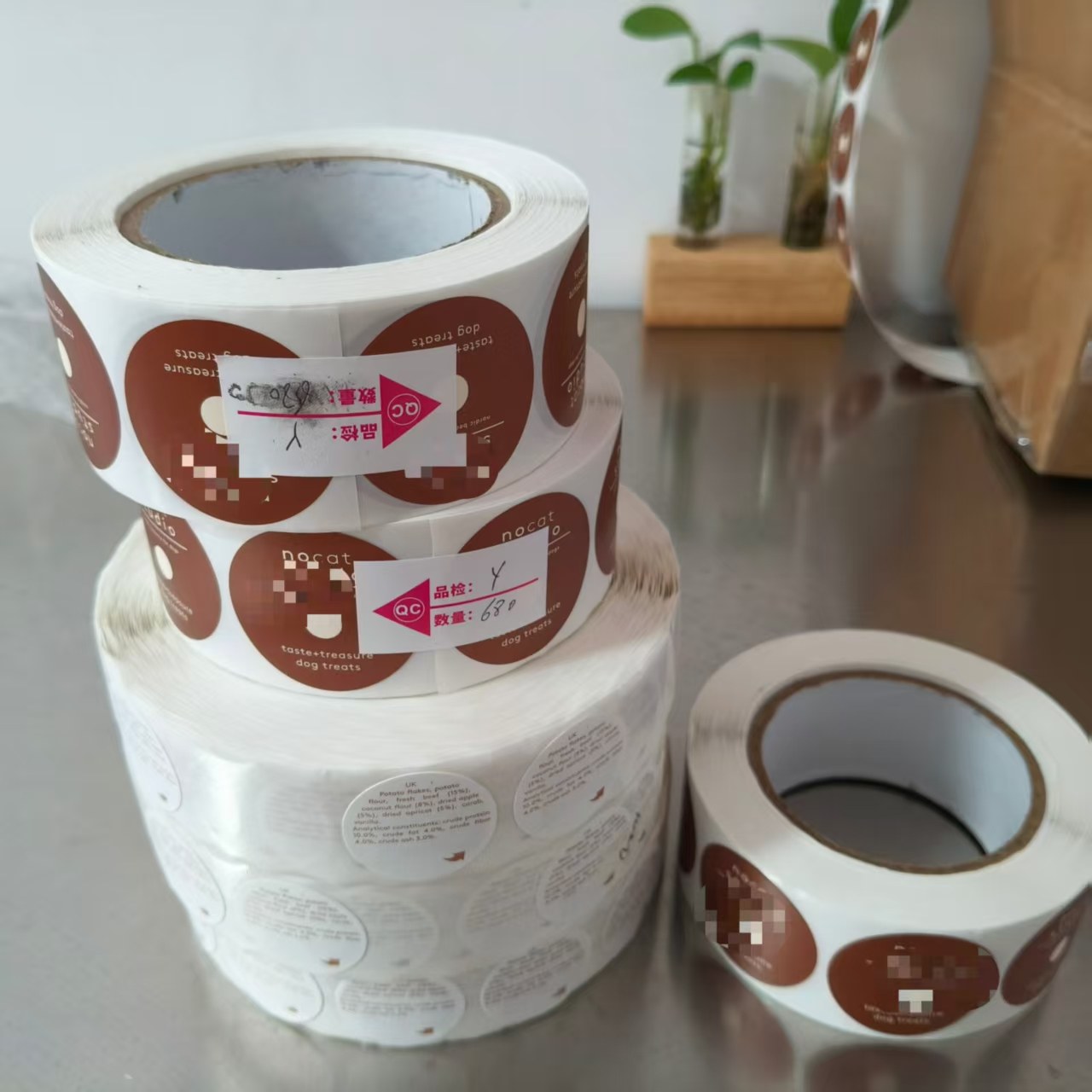 JOJO Pack forbereder forsendelse av tilpassede klistremerker til hundegodbiter til dansk klient