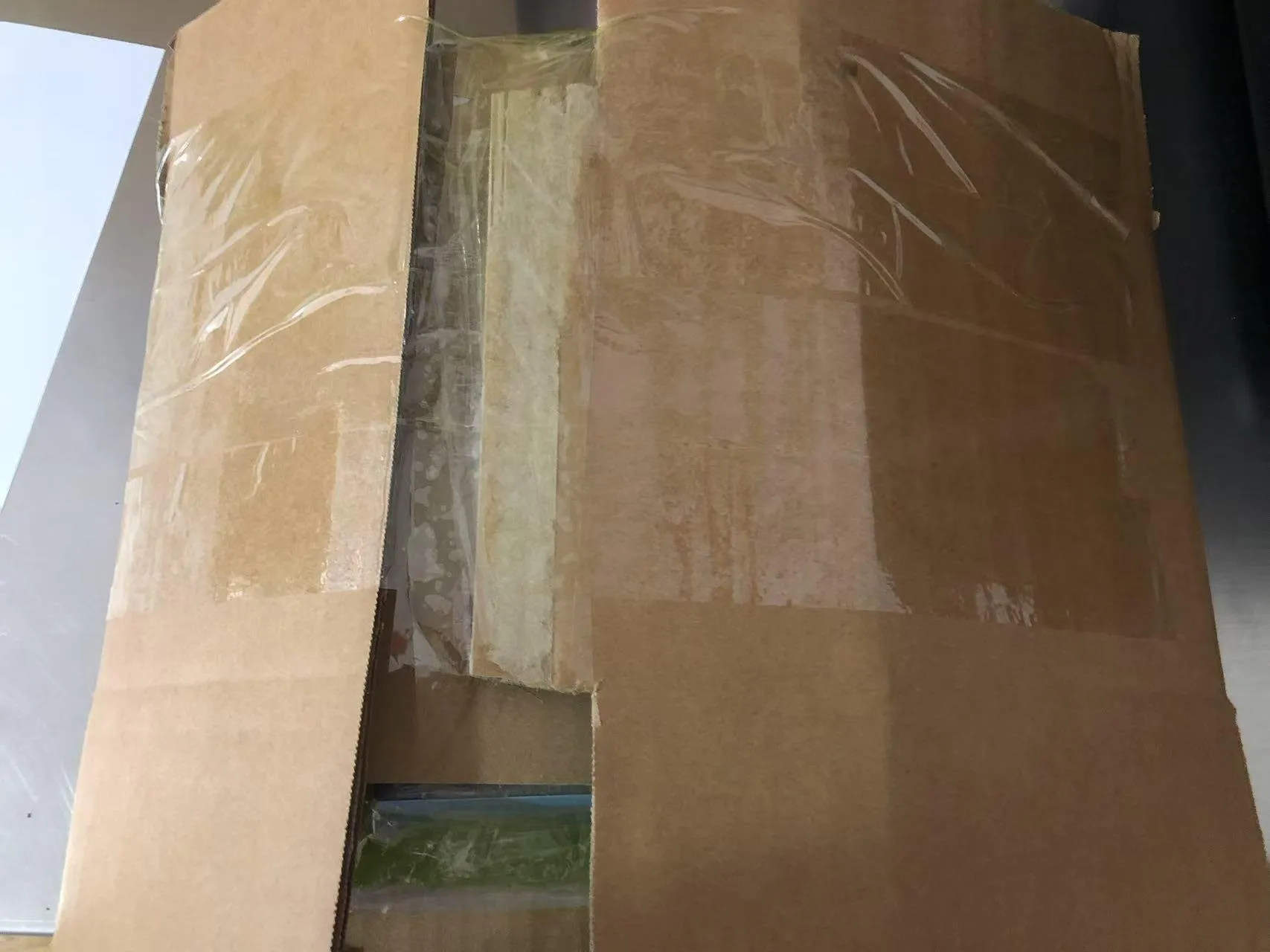 Fremdriften med å sende bærbare klistremerkebøker for barn til Uganda