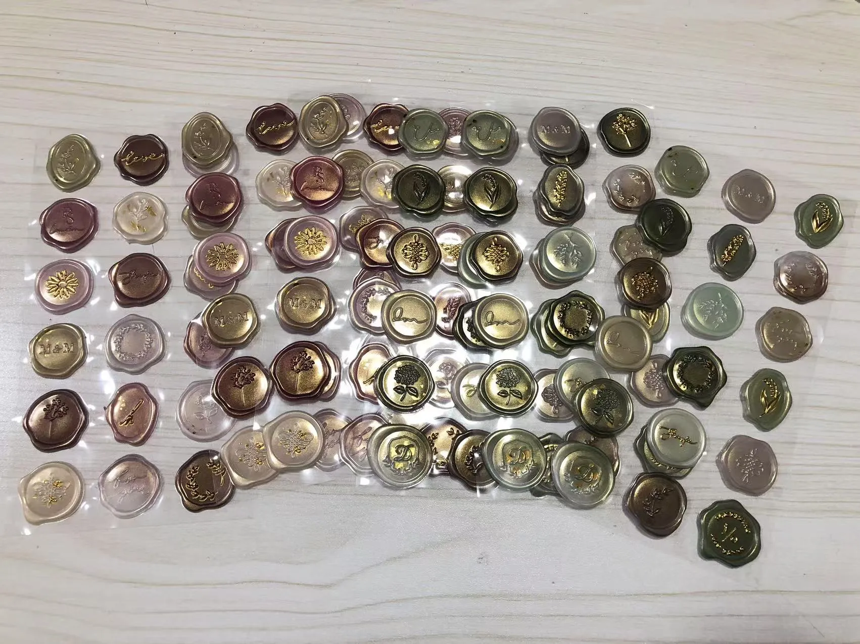 Voksforseglingsklistremerkene er sendt